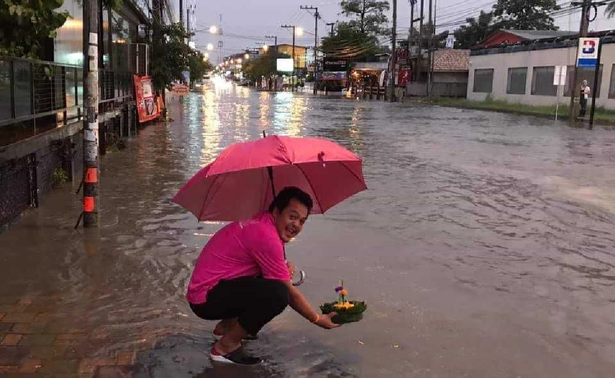 ฝนถล่มพัทยาทำน้ำท่วมหลายจุด ชาวเมืองโชว์ภาพลอยกระทงหน้าบ้าน