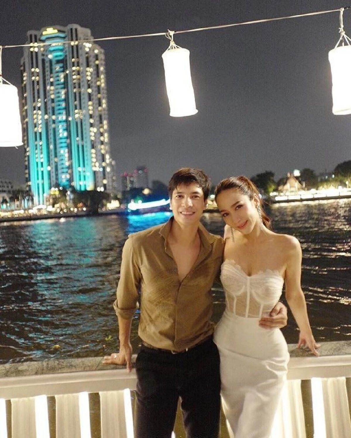 อั้ม พัชราภา ในชุดเกาะอกซีทรูสีขาว สวยแซ่บในคืนวันลอยกระทง