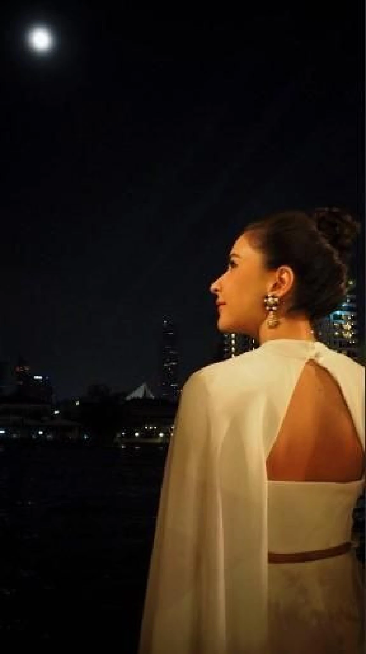 สวยฉ่ำใต้แสงจันทร์! ศรีริต้า เผยภาพหวานลอยกระทงเคียงข้าง ไฮโซกรณ์