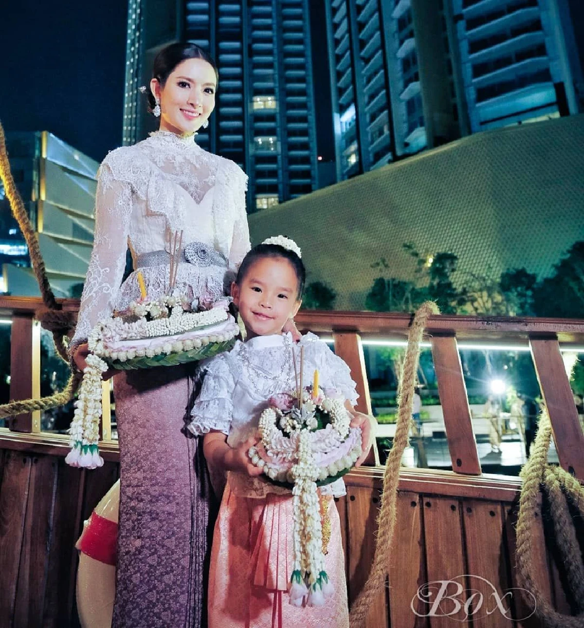 สวยหวานทั้งคู่! แอฟ-น้องปีใหม่ แต่งชุดไทยลอยกระทงริมแม่น้ำเจ้าพระยา