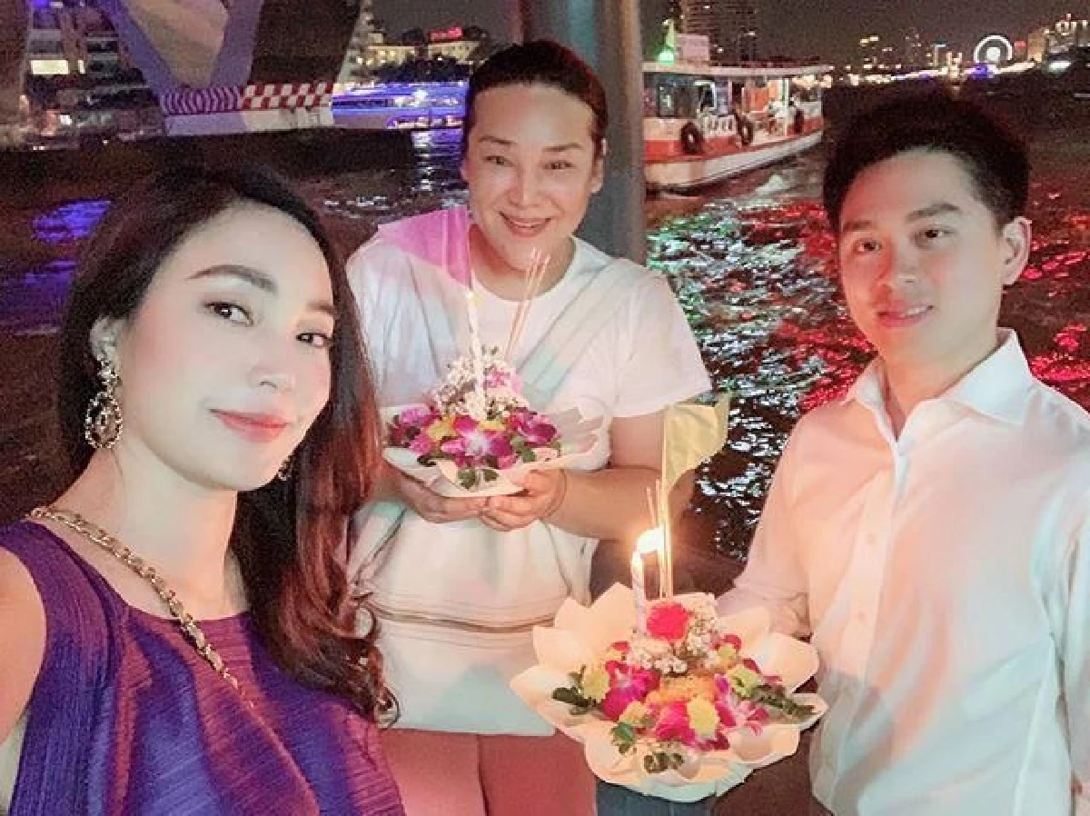 โฟกัสที่มือ? เมย์ พิชญ์นาฏ ลอยกระทงปีนี้..ไม่มีคำว่าเหงาแล้ว