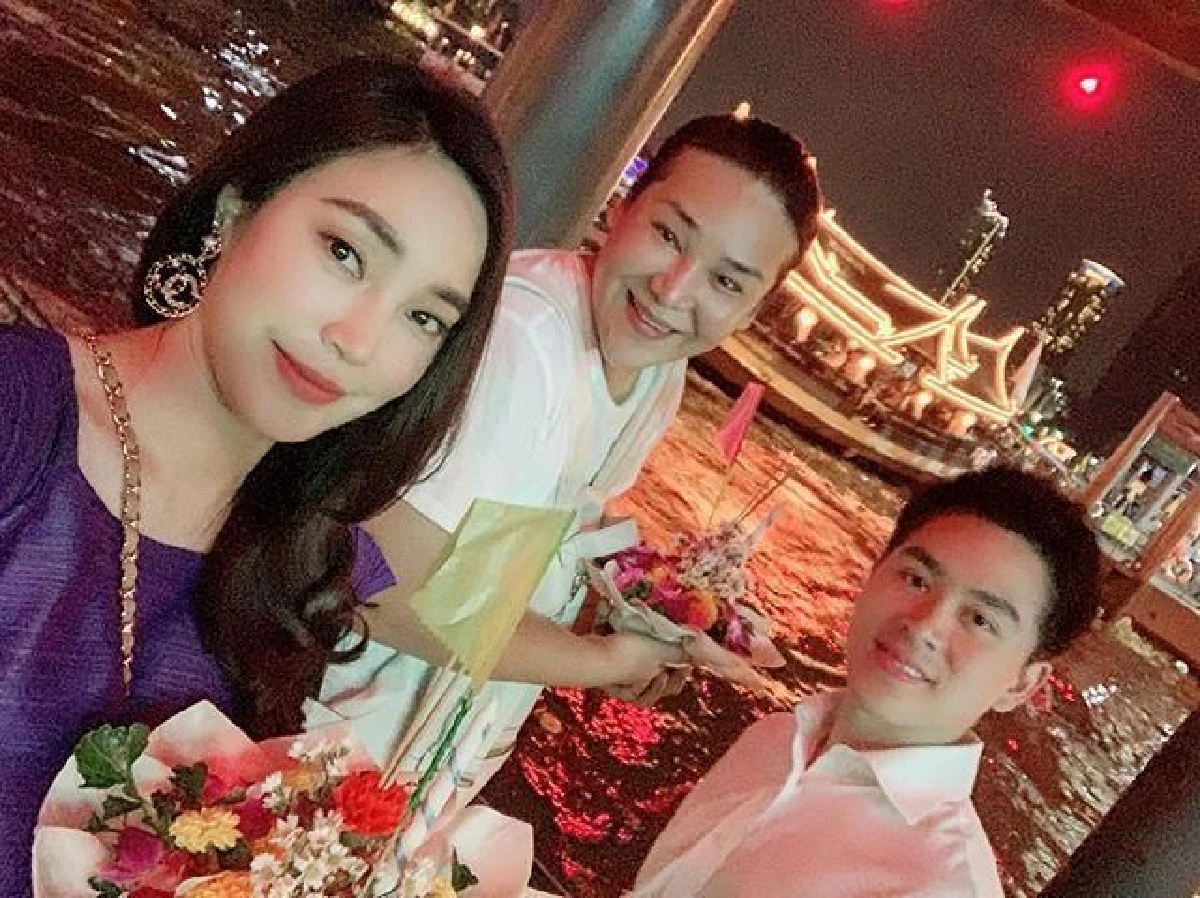 โฟกัสที่มือ? เมย์ พิชญ์นาฏ ลอยกระทงปีนี้..ไม่มีคำว่าเหงาแล้ว