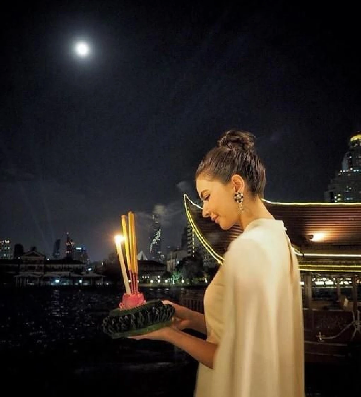 สวยฉ่ำใต้แสงจันทร์! ศรีริต้า เผยภาพหวานลอยกระทงเคียงข้าง ไฮโซกรณ์