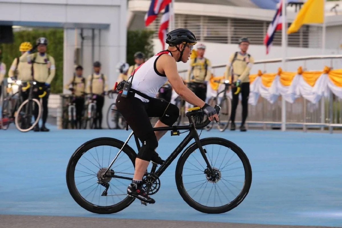 สมเด็จพระเจ้าอยู่หัวทรงปั่นจักรยานบนลู่"เจริญสุขมงคลจิต"