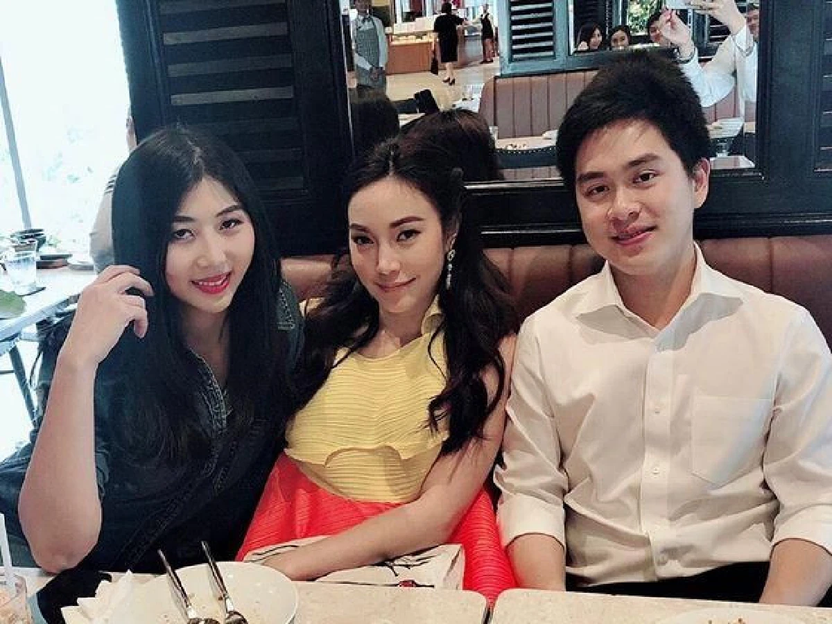 โฟกัสที่มือ? เมย์ พิชญ์นาฏ ลอยกระทงปีนี้..ไม่มีคำว่าเหงาแล้ว