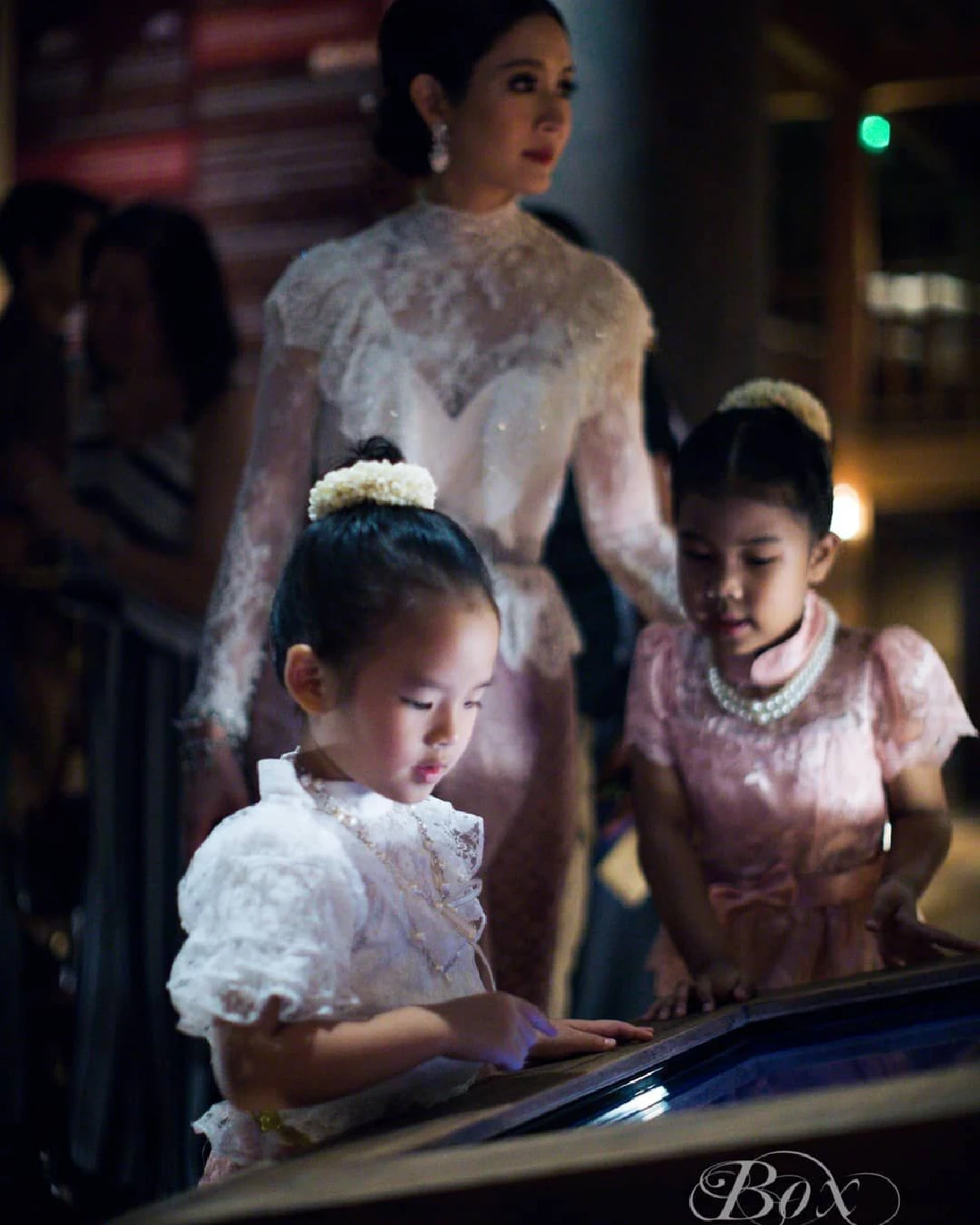 สวยหวานทั้งคู่! แอฟ-น้องปีใหม่ แต่งชุดไทยลอยกระทงริมแม่น้ำเจ้าพระยา