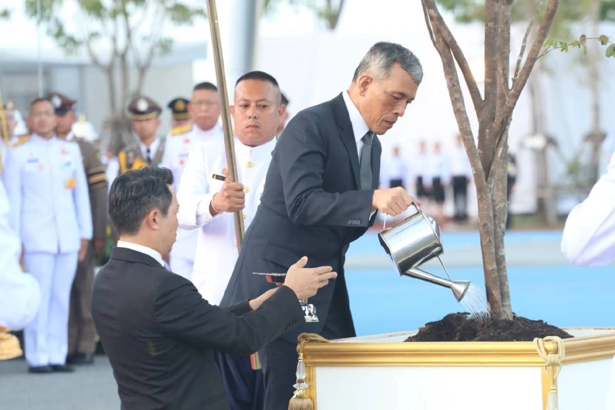 สมเด็จพระเจ้าอยู่หัวทรงปั่นจักรยานบนลู่"เจริญสุขมงคลจิต"