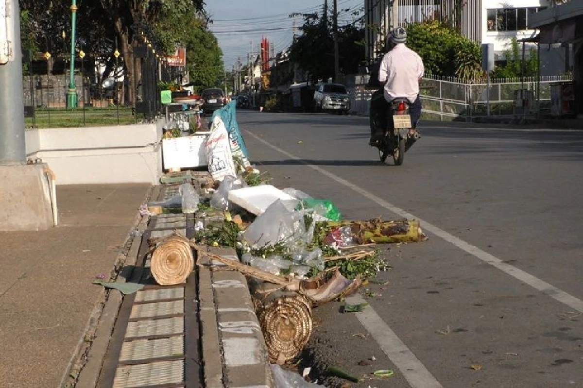 ควันหลงลอยกระทงชัยนาทพบขยะกว่า 1 ตันกองริมฟุตบาธ
