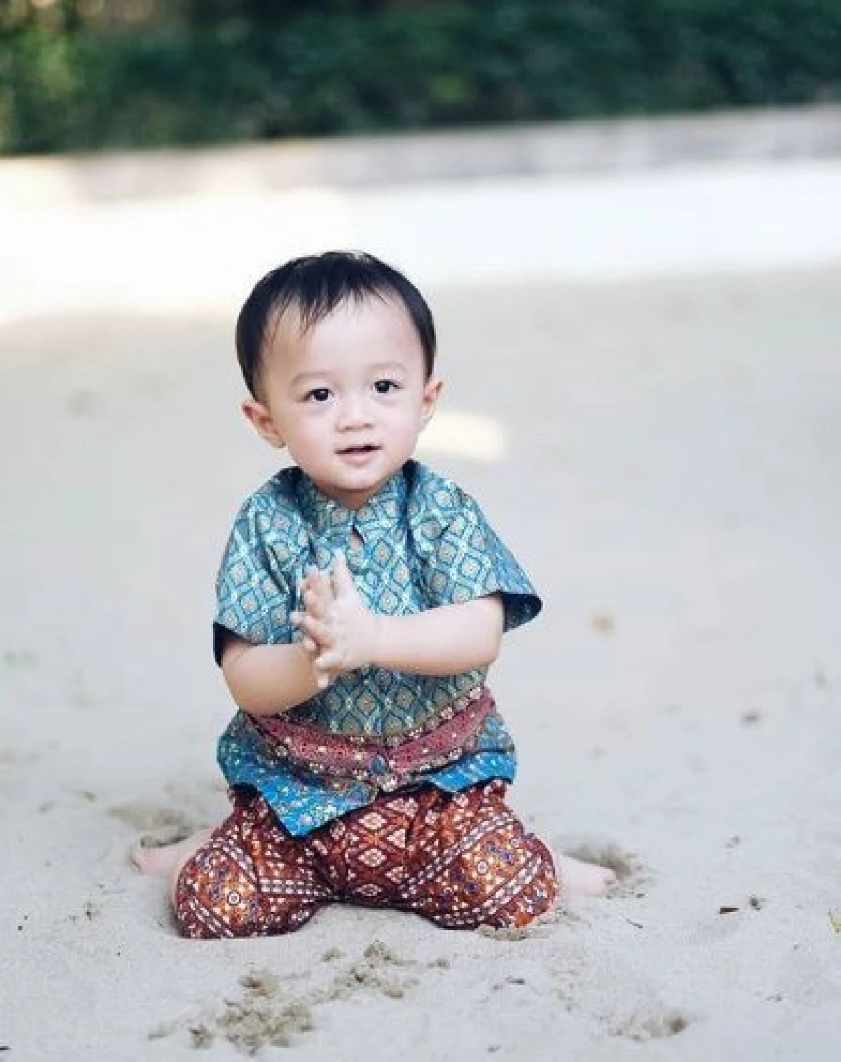 ออเจ้าตัวน้อย! สายฟ้า-พายุ แต่งหล่อในชุดผ้าไทยไปลอยกระทง