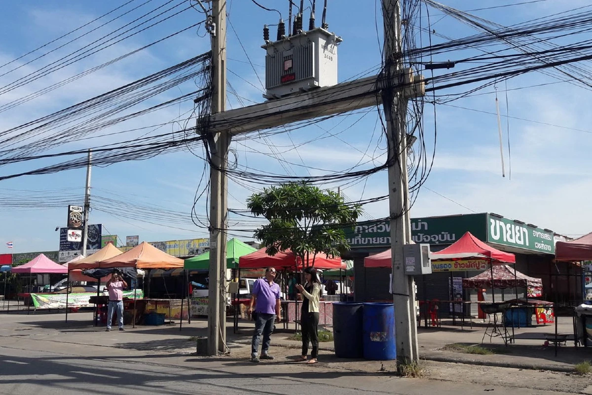 "ผมร่วงเป็นกระจุก"ประกายไฟจากหม้อแปลงไฟฟ้าหล่นใส่สาวพีอาร์