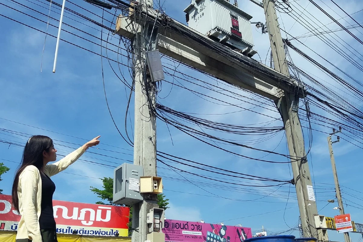 "ผมร่วงเป็นกระจุก"ประกายไฟจากหม้อแปลงไฟฟ้าหล่นใส่สาวพีอาร์