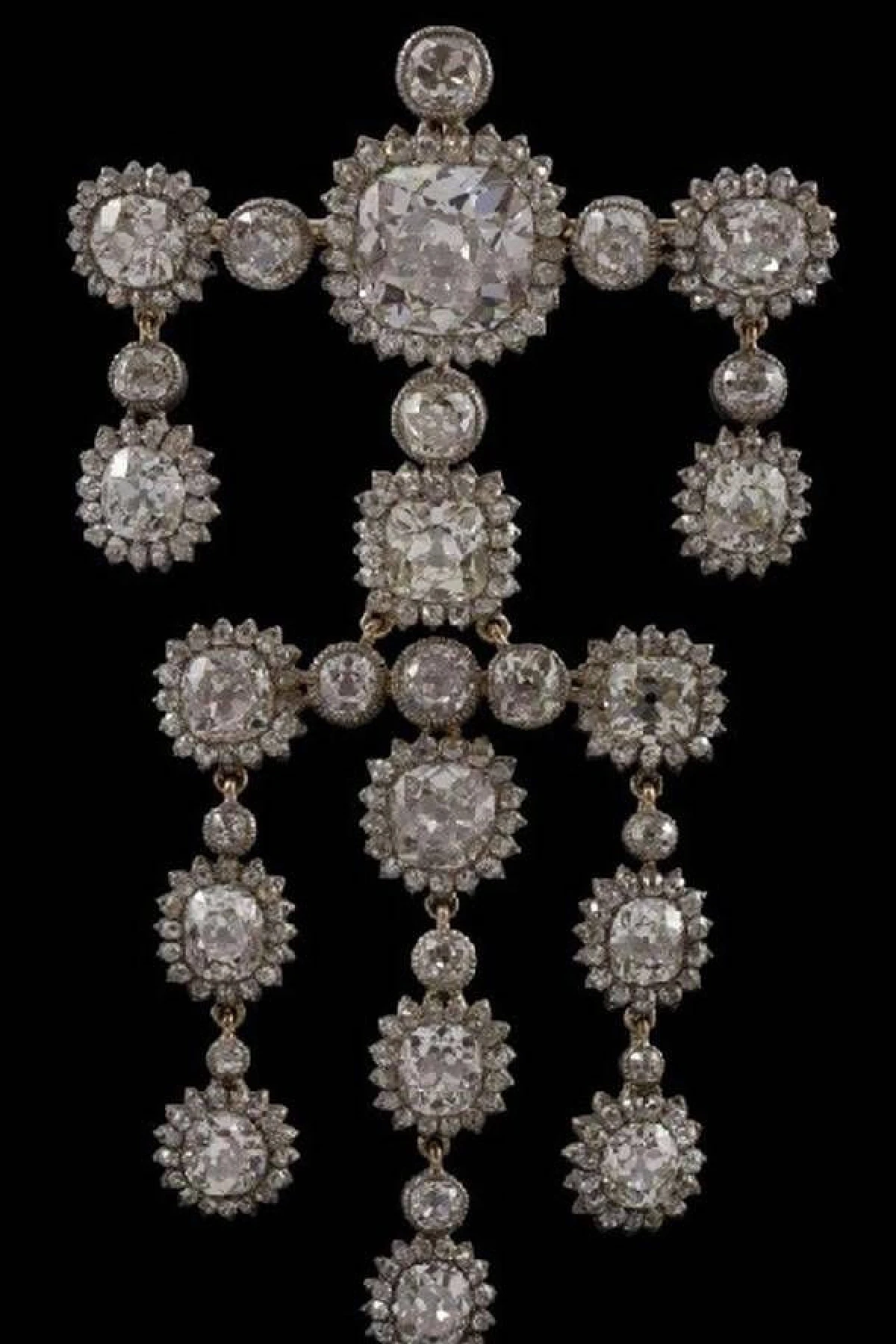 รัดเกล้าล้ำค่าของราชวงศ์อังกฤษถูกขโมย