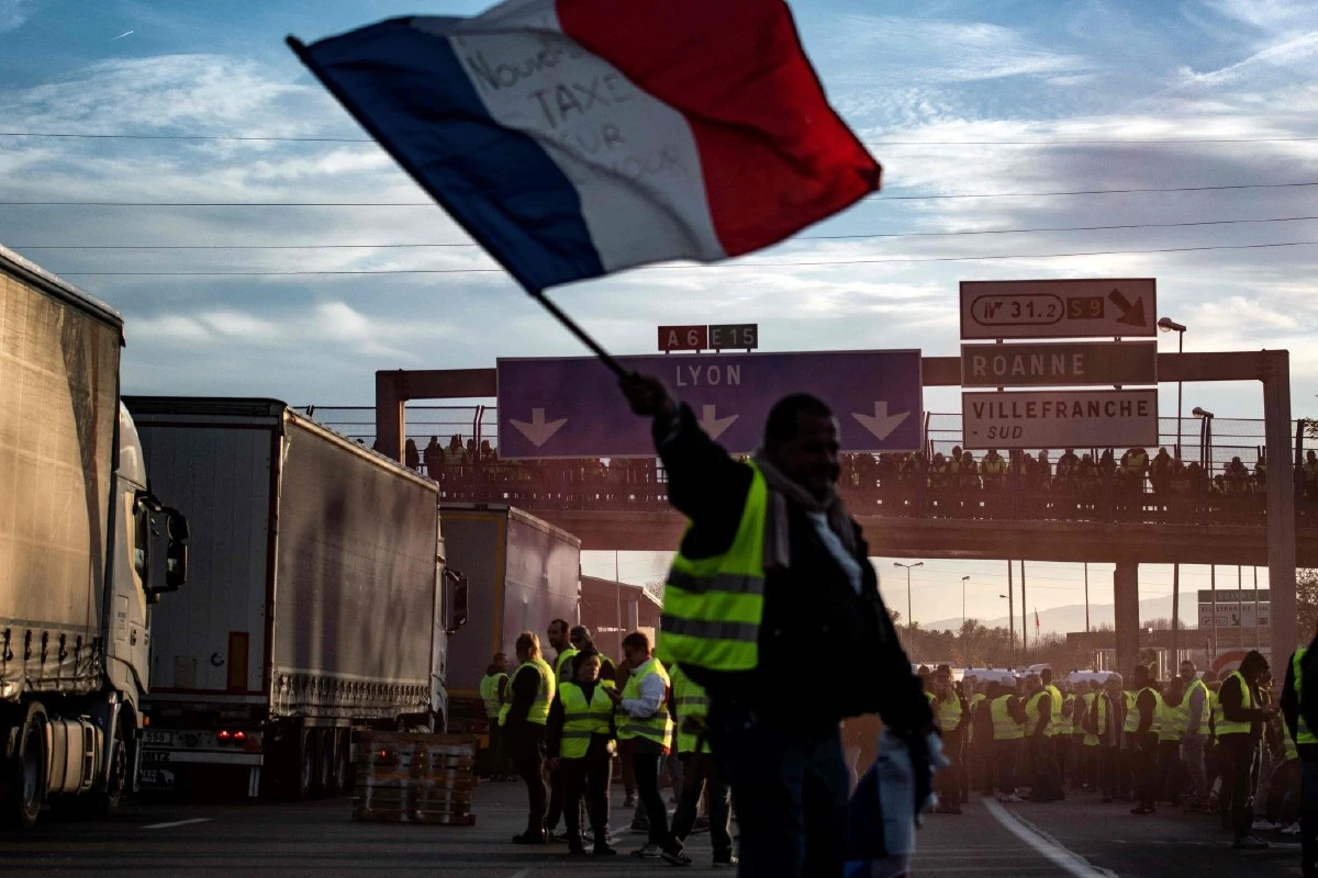 ผู้นำฝรั่งเศสประณามม็อบต้านปรับขึ้นราคาน้ำมันปะทะตำรวจ