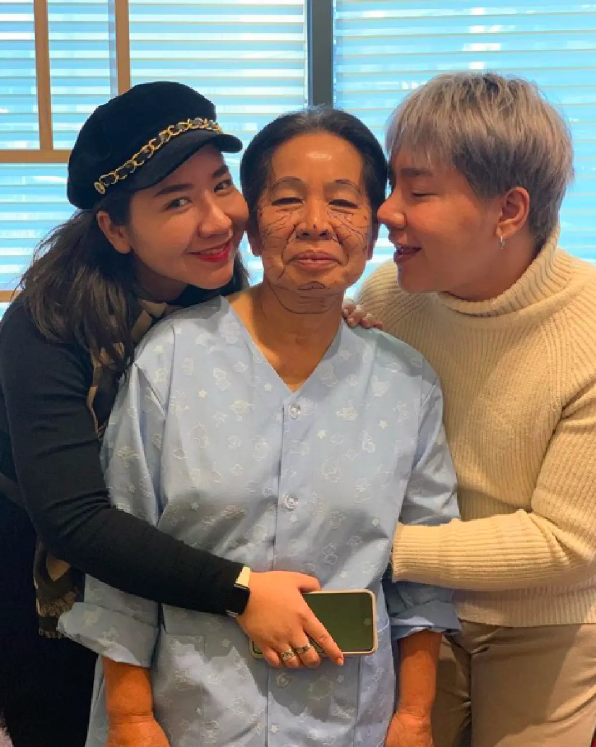 อีก 9 ชั่วโมง ยลโฉมหน้าใหม่แม่ “บุ๊กโกะ” พาคุณแม่บินลัดฟ้า ไปทำศัลยกรรมที่เกาหลี