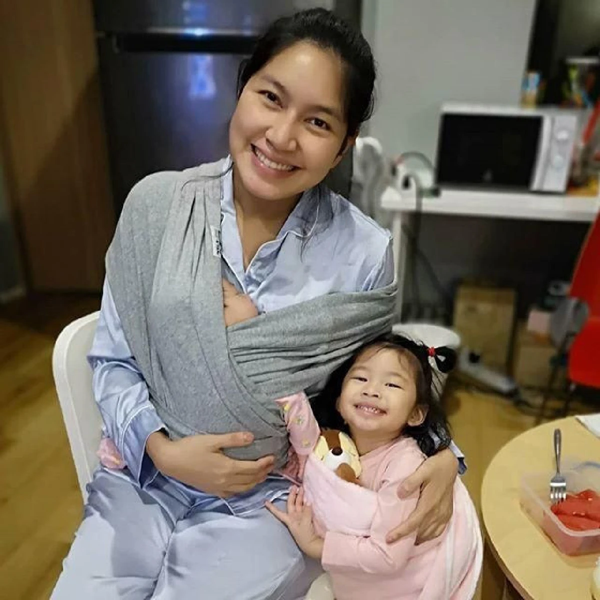 "เบนซ์ พรชิตา” เผยภาพน่ารัก ขณะให้นมลูกสาวคนเล็ก “น้องปริม” ขอเลียนแบบให้บ้าง