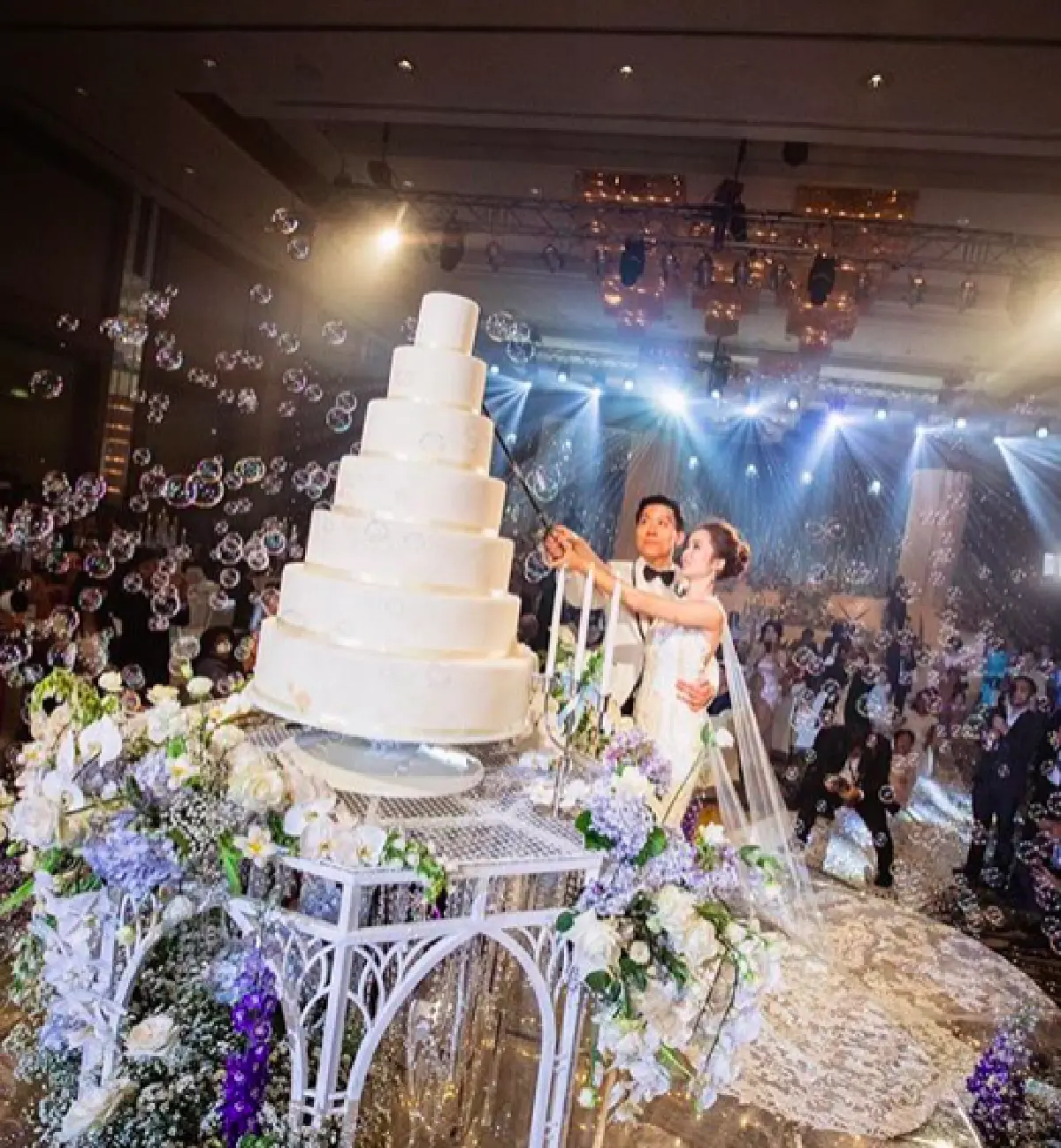 อลังการงานแต่ง! “ภัทร-จุ้มจิ้ม” สองทายาทมหาเศรษฐีเข้าพิธีวิวาห์สุดอบอุ่น