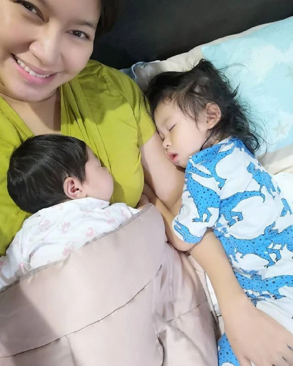 "เบนซ์ พรชิตา” เผยภาพน่ารัก ขณะให้นมลูกสาวคนเล็ก “น้องปริม” ขอเลียนแบบให้บ้าง