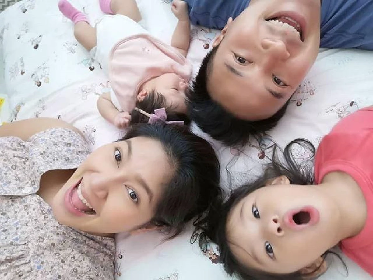 "เบนซ์ พรชิตา” เผยภาพน่ารัก ขณะให้นมลูกสาวคนเล็ก “น้องปริม” ขอเลียนแบบให้บ้าง