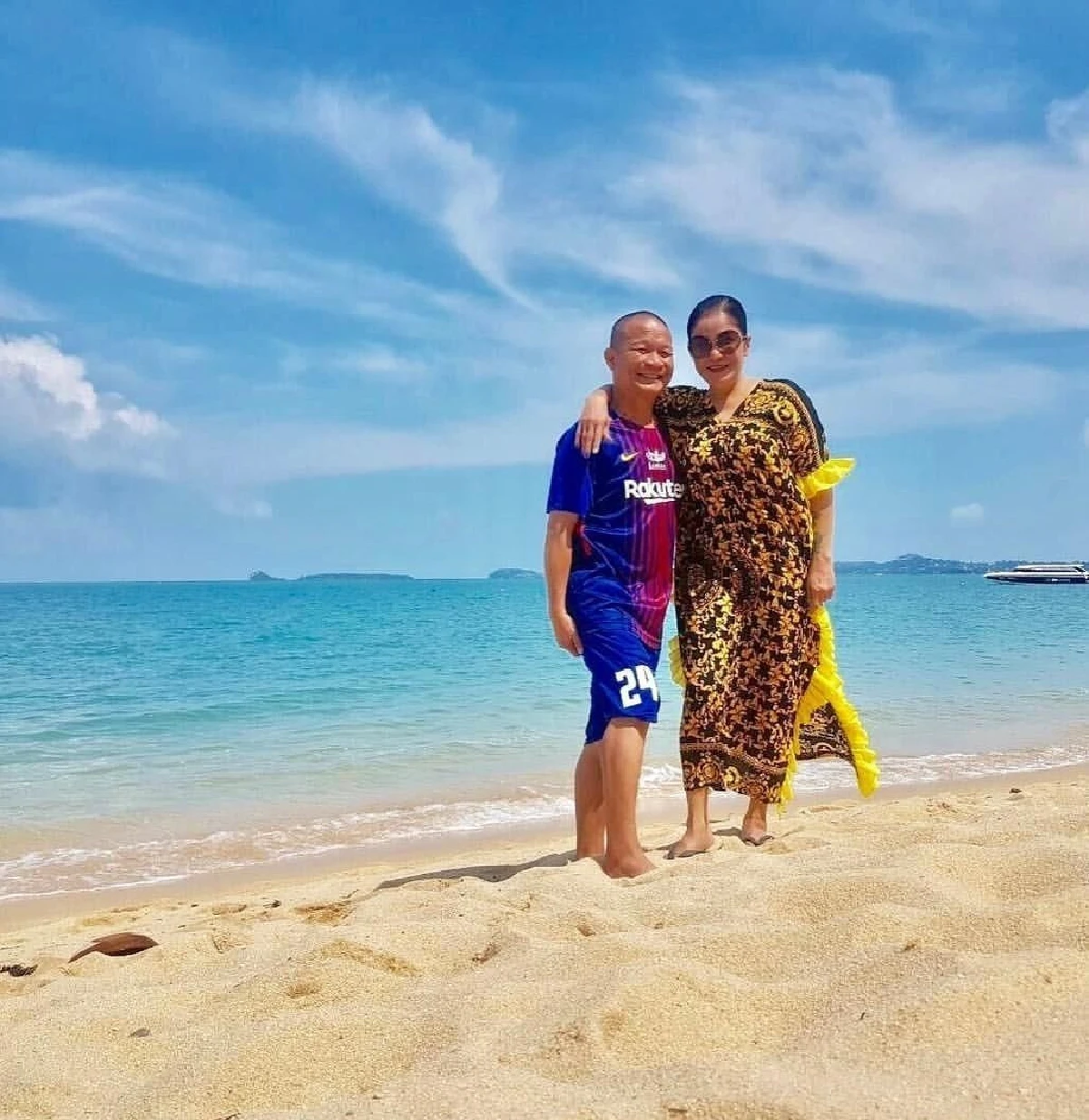 รักเราไม่เก่าเลย! หม่ำ จ๊กมก ควงภรรยาเติมความหวานที่เกาะสมุย