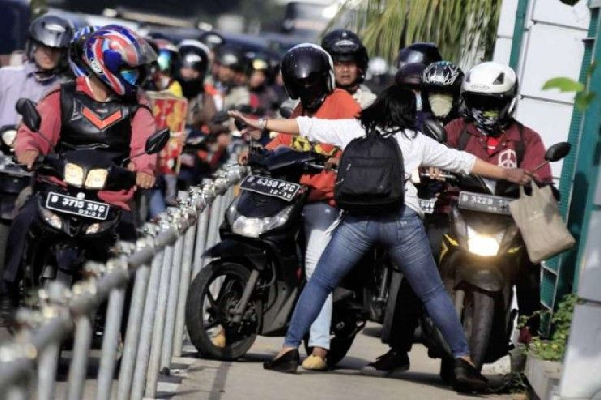 ย้อนรอยข่าว : สตรีผู้ลุกขึ้นทวงคืนทางเท้าให้ชาวจาการ์ตา ย้อนรอยข่าว : สตรีผู้ลุกขึ้นทวงคืนทางเท้าให้ชาวจาการ์ตา