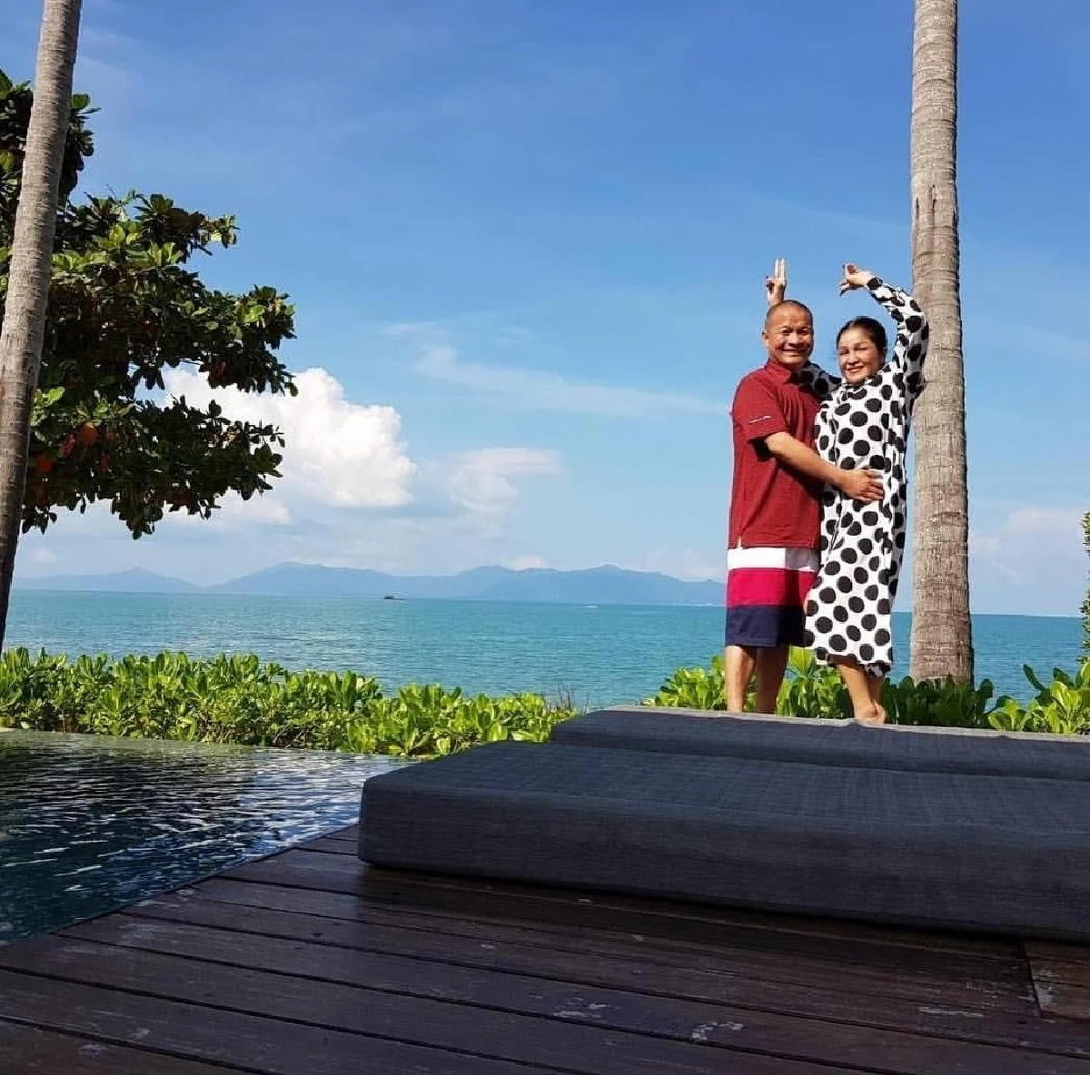 รักเราไม่เก่าเลย! หม่ำ จ๊กมก ควงภรรยาเติมความหวานที่เกาะสมุย