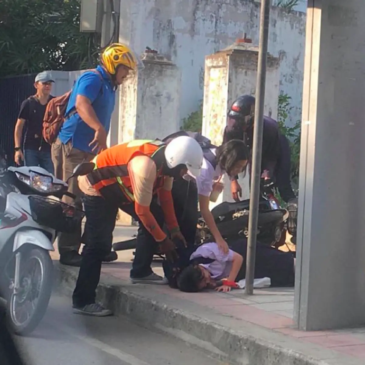 ”บุ๋ม ปนัดดา” โพสต์ถาม "ทำไมคนต้องระวังบนทางเท้า?” หลังเจอมอเตอร์ไซค์ชนเด็กนักเรียน