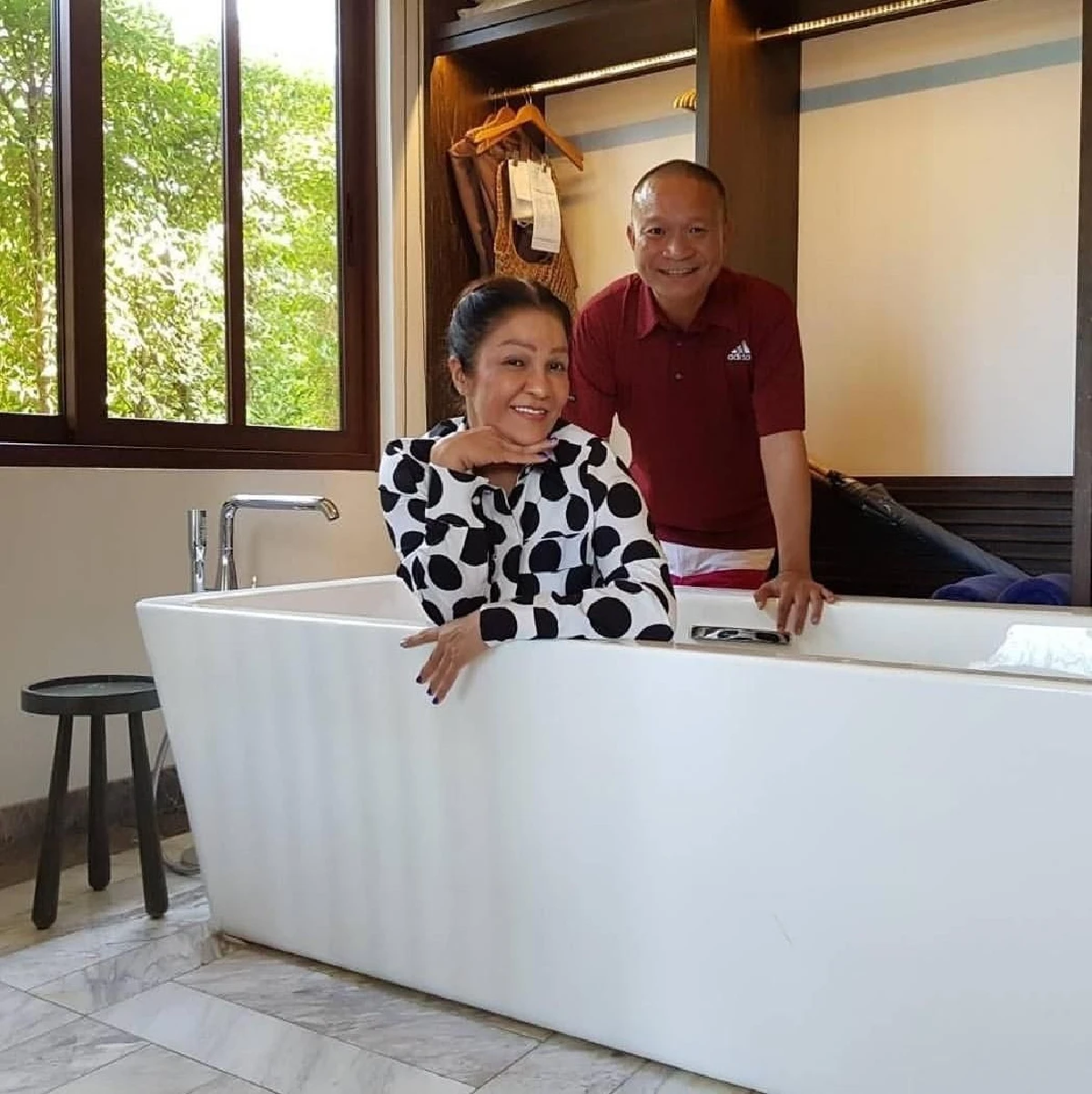 รักเราไม่เก่าเลย! หม่ำ จ๊กมก ควงภรรยาเติมความหวานที่เกาะสมุย