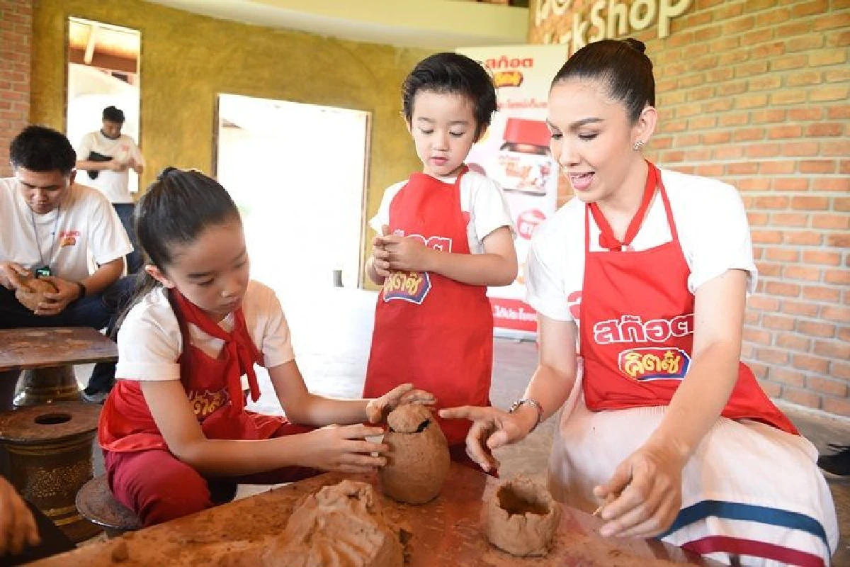 "แม่กบ" พา "ณดล – ณดา" ตีตั๋วตะลุยแหล่งเรียนรู้ราชบุรีสุดหรรษา ลงมือปั้น – เพ้นท์โอ่งครั้งแรก!! กับ สก๊อต คิตซ์ ซุปไก่สกัด สำหรับเด็ก