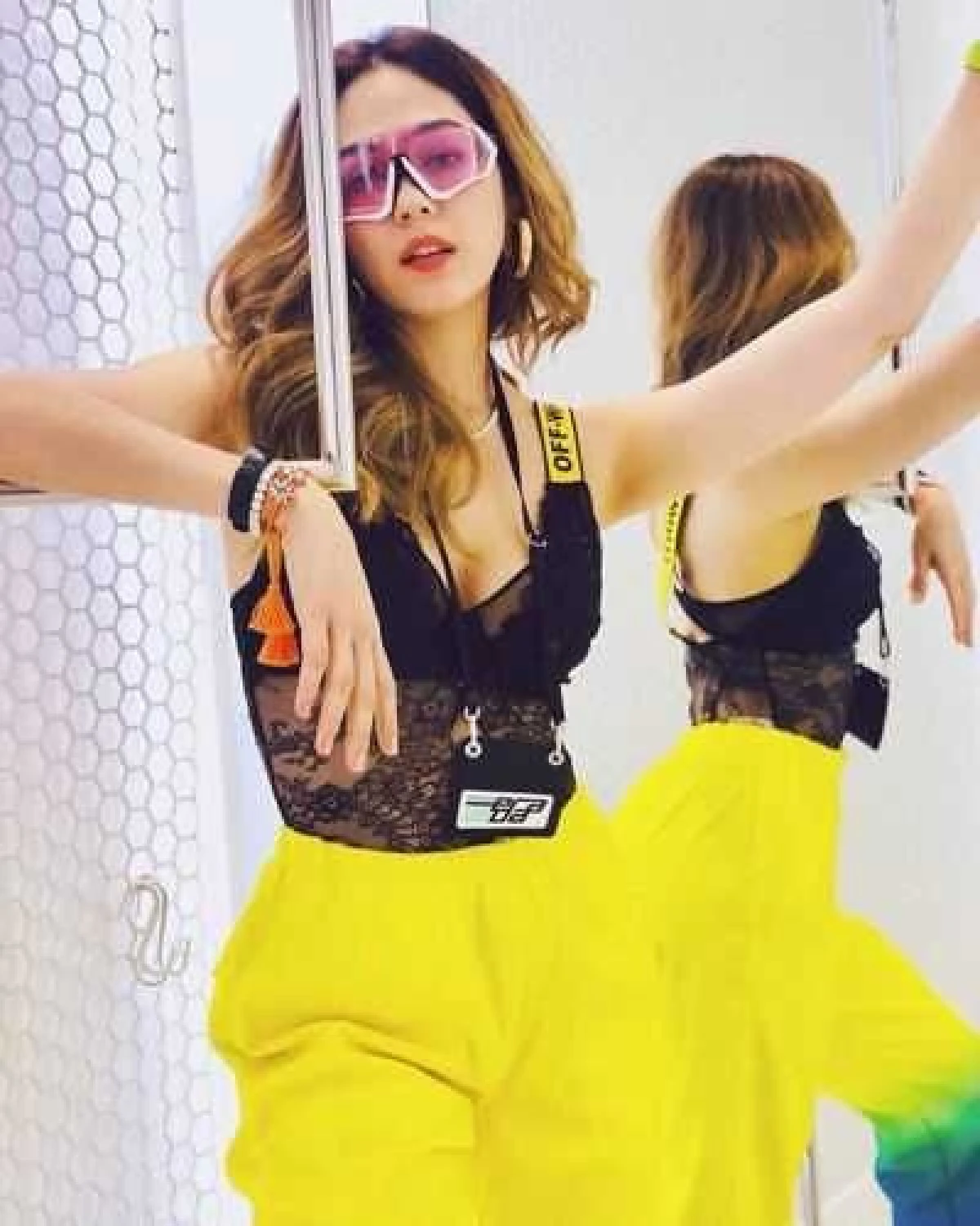 ส่องแฟชั่นสีเจ็บ...ที่เห็นโดดเด่นมาแต่ไกลของเหล่าแฟชั่นนิสต้าวงการบันเทิงไทย