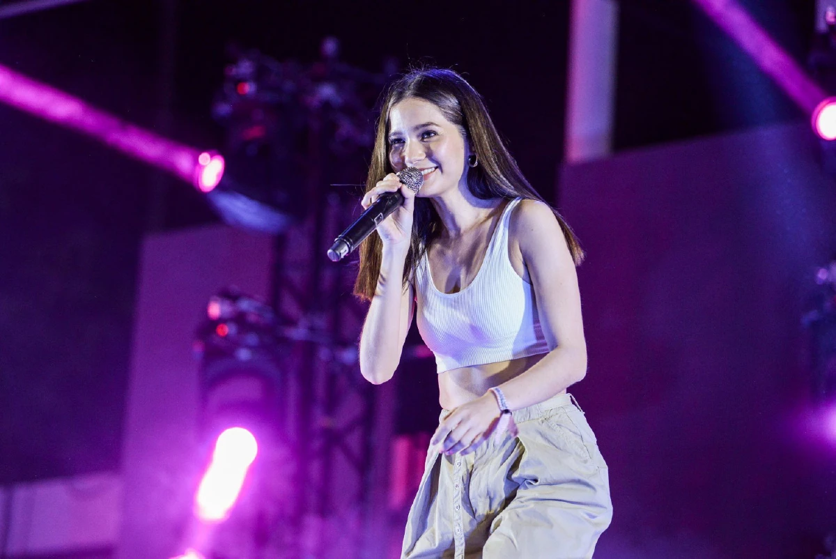 ดาเมจแรงมาก! วี ไวโอเลต นักร้องสาวเสียงดีกับความสวยสะกดทุกหัวใจ