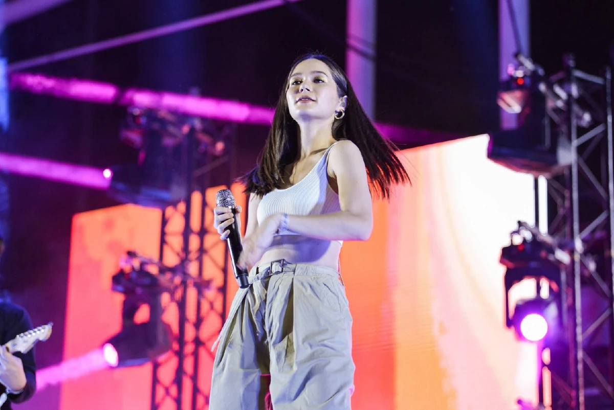 ดาเมจแรงมาก! วี ไวโอเลต นักร้องสาวเสียงดีกับความสวยสะกดทุกหัวใจ