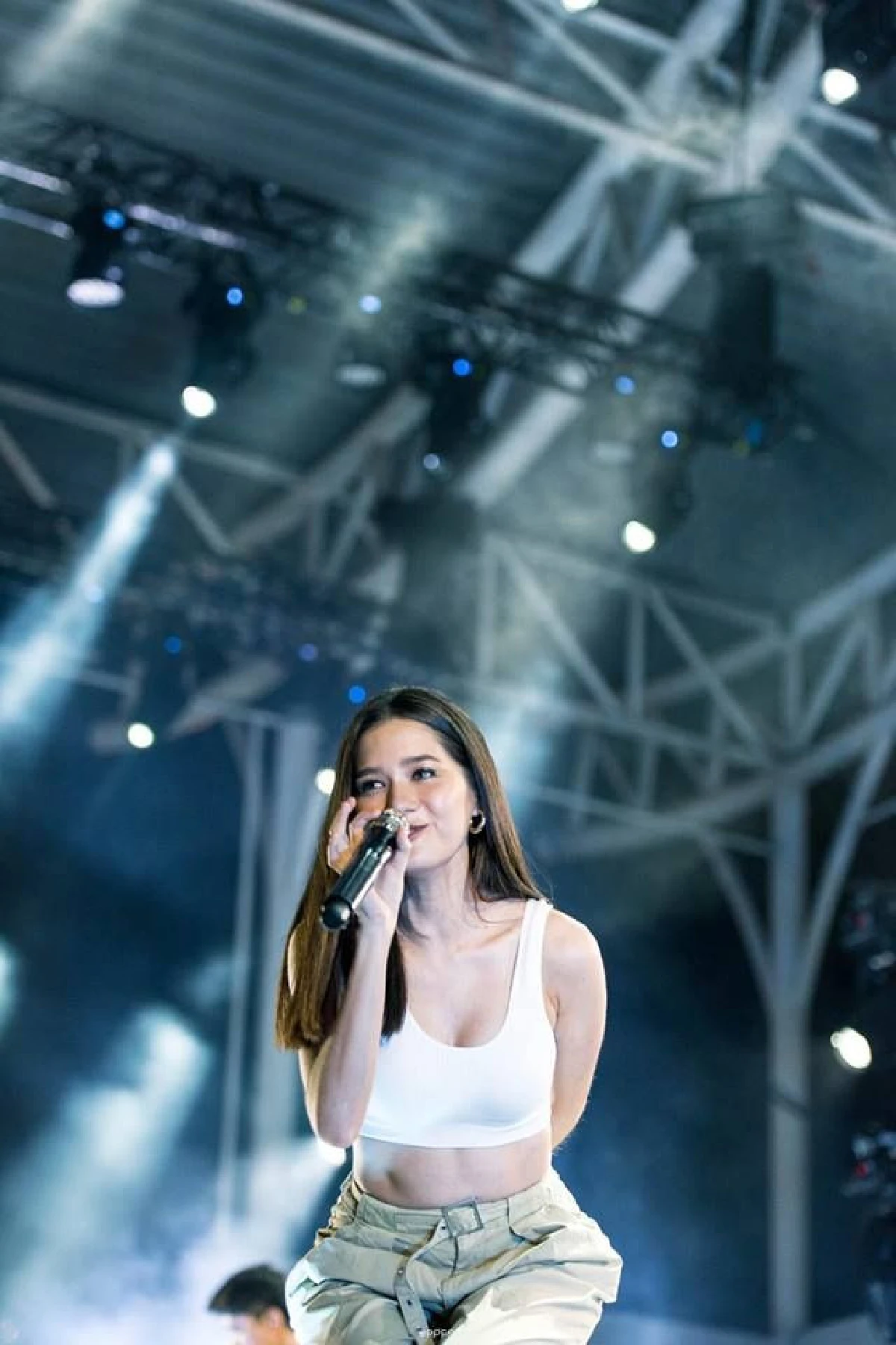 ดาเมจแรงมาก! วี ไวโอเลต นักร้องสาวเสียงดีกับความสวยสะกดทุกหัวใจ