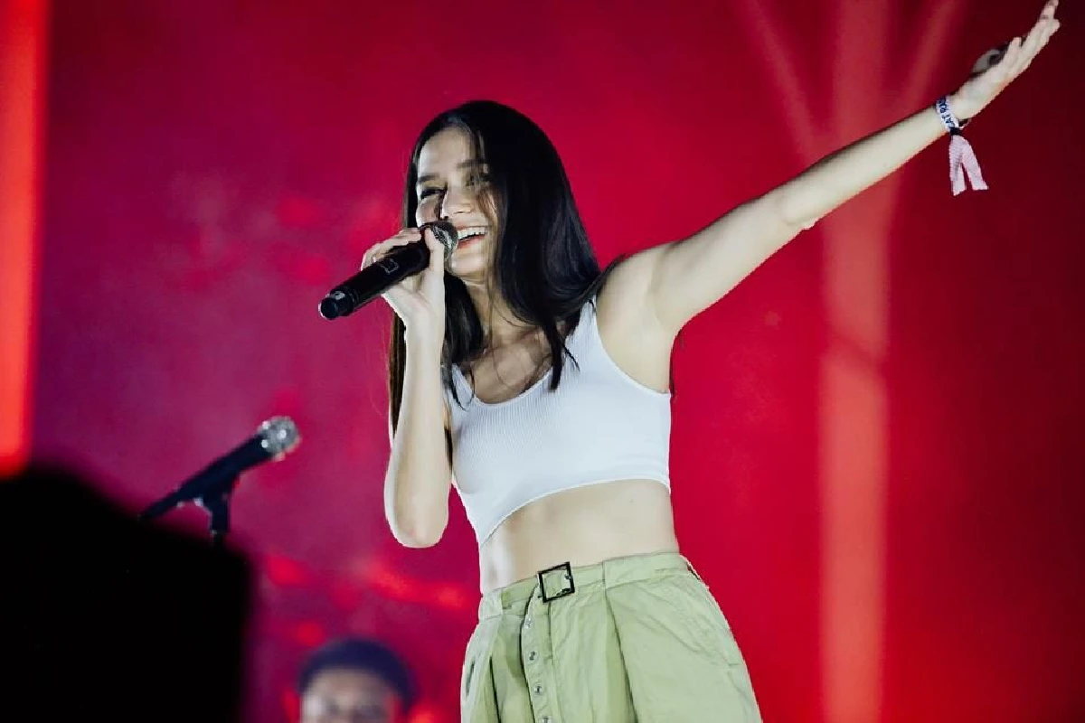 ดาเมจแรงมาก! วี ไวโอเลต นักร้องสาวเสียงดีกับความสวยสะกดทุกหัวใจ