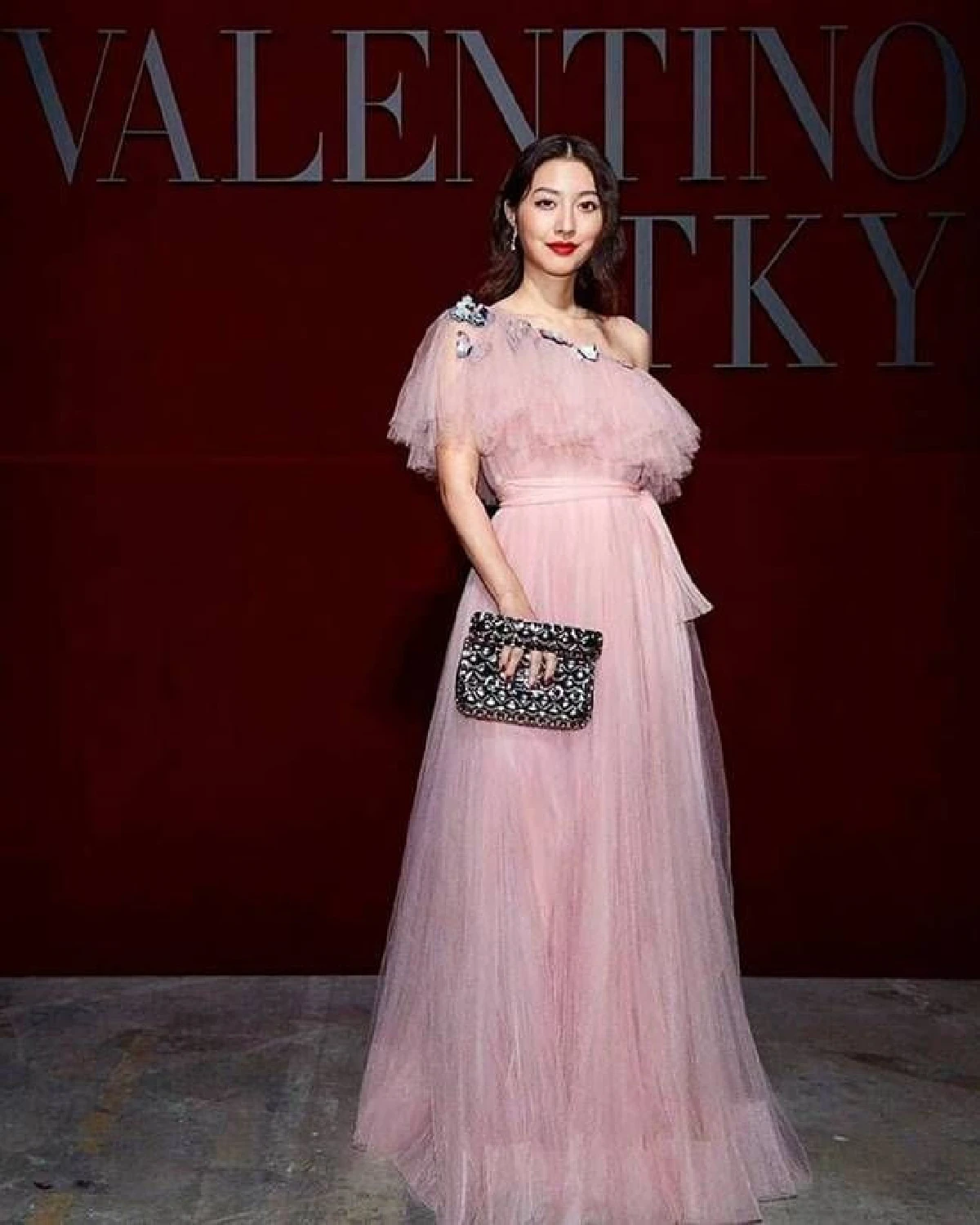 มิว นิษฐา สวยเปล่งออร่า! ชมแฟชั่นโชว์ Valentino กระทบไหล่ซุปตาร์เอเชีย