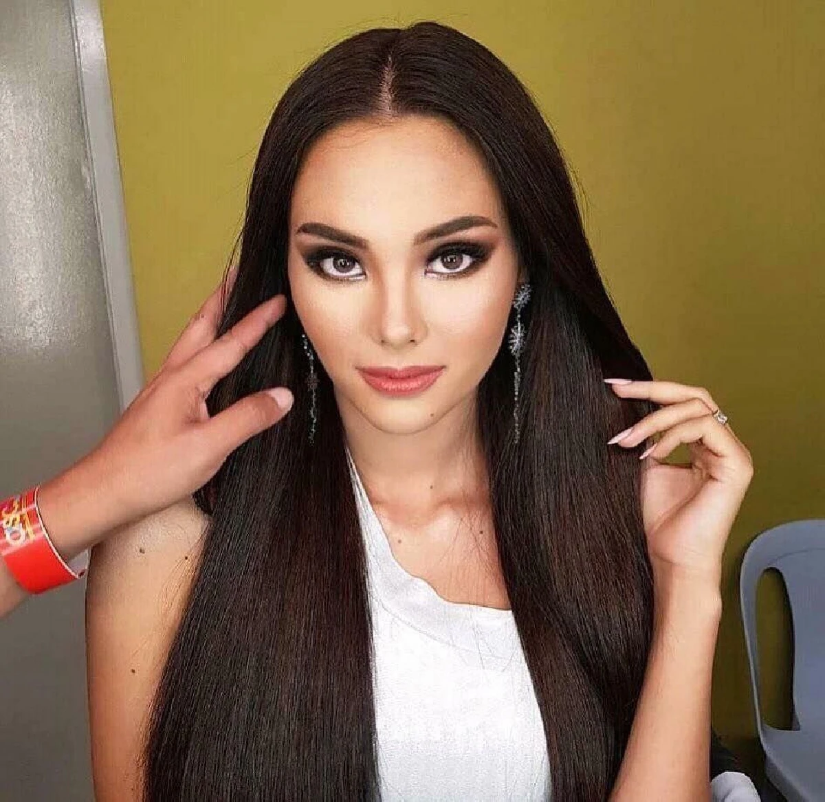 ทำการบ้านมาดี! แคทรีโอน่า เกรย์ นางงามฟิลิปปินส์กับลุคแรกเอาใจเจ้าภาพเมืองไทย