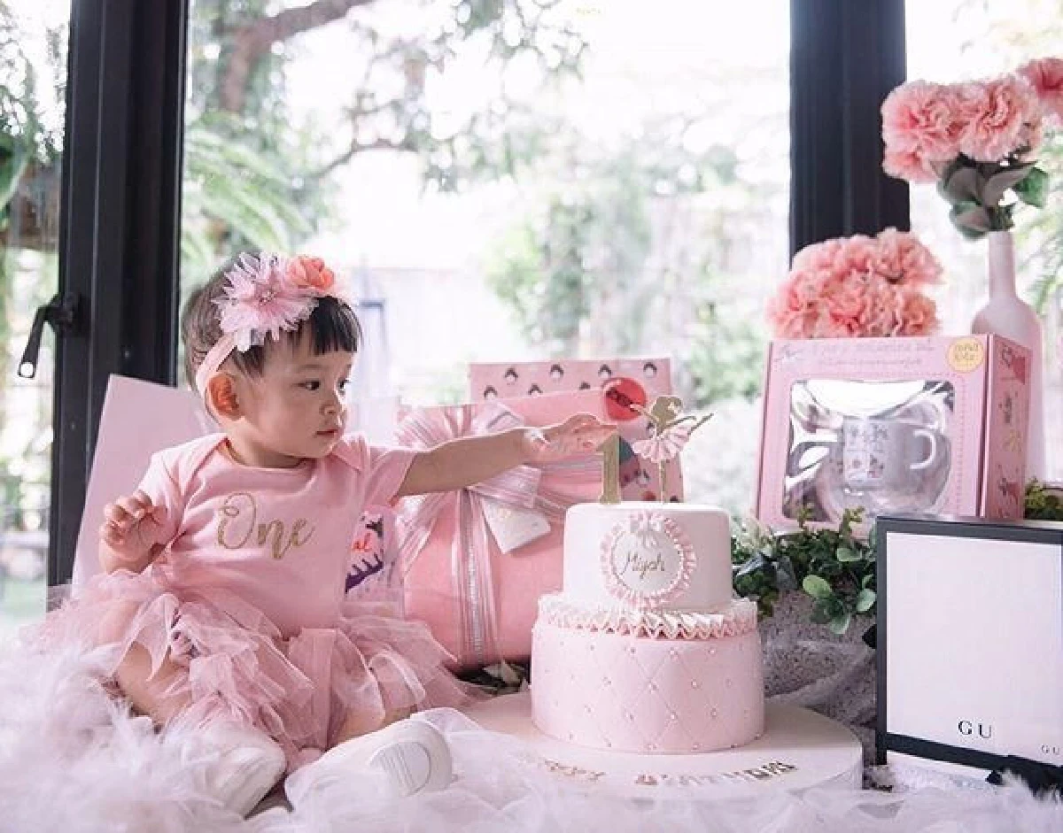 ส่องภาพปาร์ตี้วันเกิด 1 ขวบ น้องมียา ฉลองสุดอบอุ่นในธีมสีชมพู