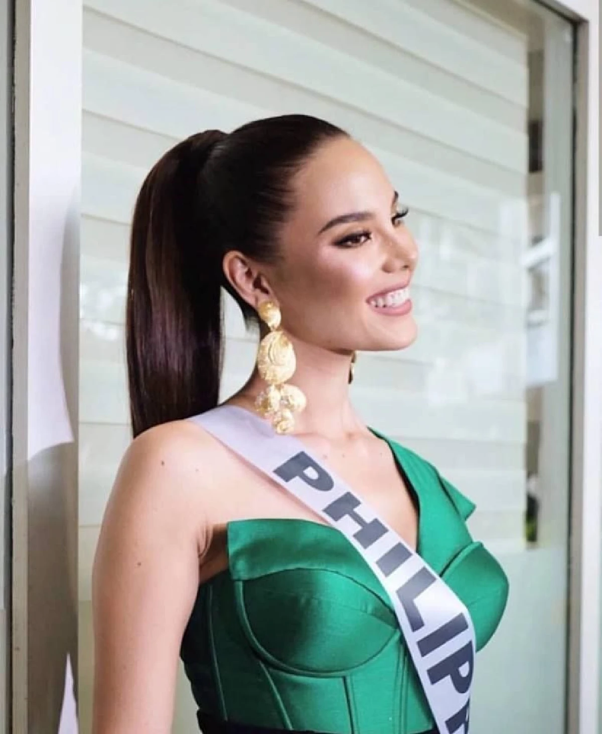 ทำการบ้านมาดี! แคทรีโอน่า เกรย์ นางงามฟิลิปปินส์กับลุคแรกเอาใจเจ้าภาพเมืองไทย