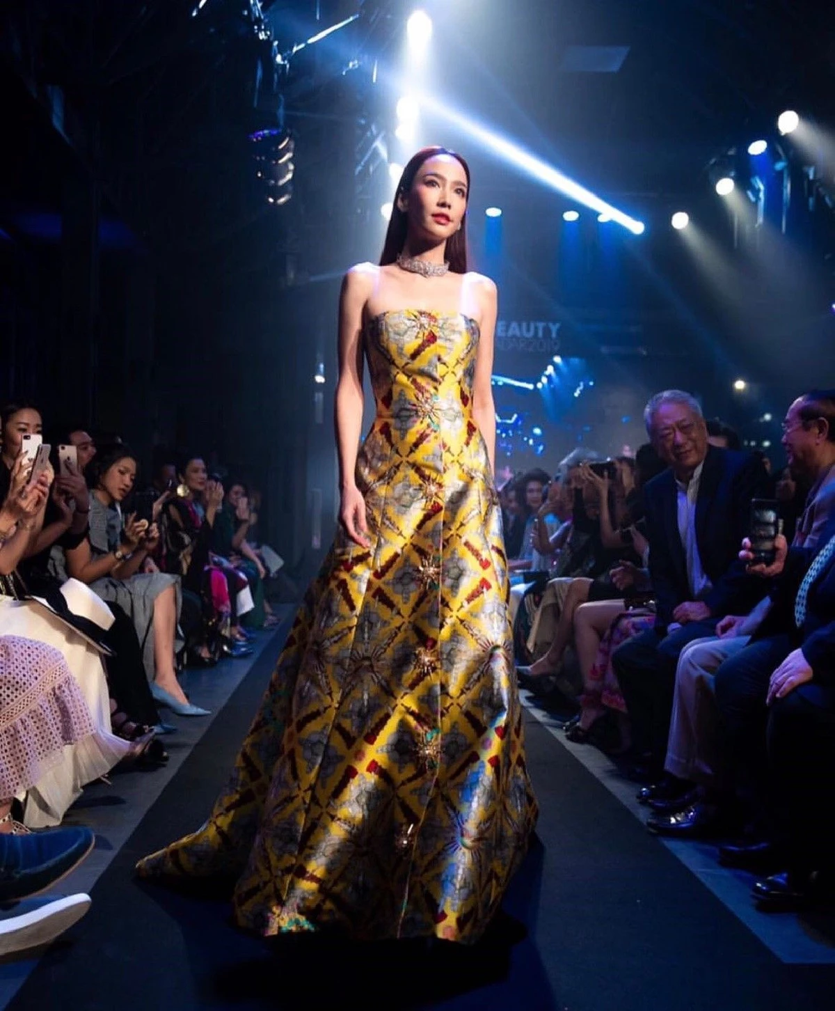 สวยเกินต้าน! อั้ม พัชราภา เดินแบบฟินาเล่ในงาน ELLE Beauty Radar