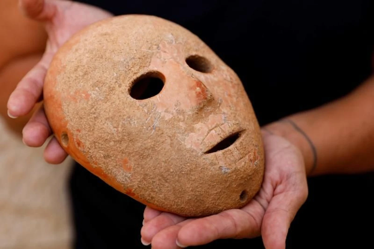 อิสราเอลพบ "หน้ากากหิน" อายุ 9,000 ปี