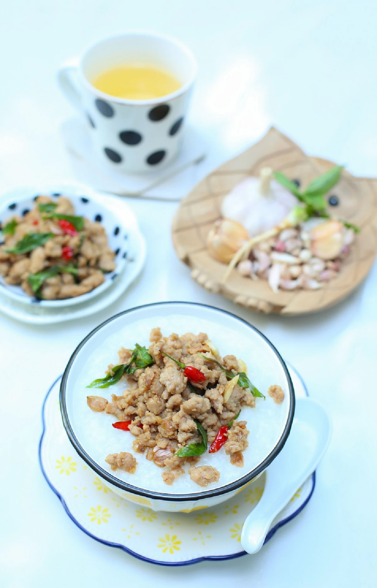 ข้าวต้มกุ๊ย พุ้ยกับแกล้ม หมูสับผัดโหระพาปลาเค็ม