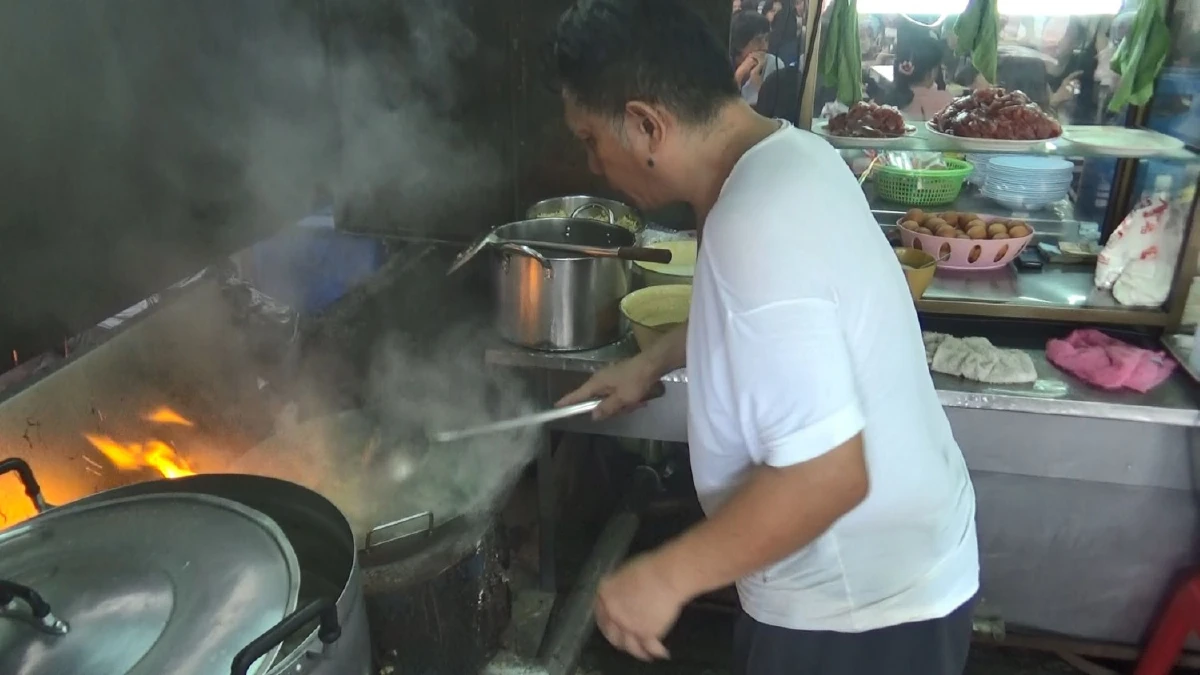 ก๋วยเตี๋ยวราดหน้าราโด้ความอร่อยคู่เมืองหาดใหญ่