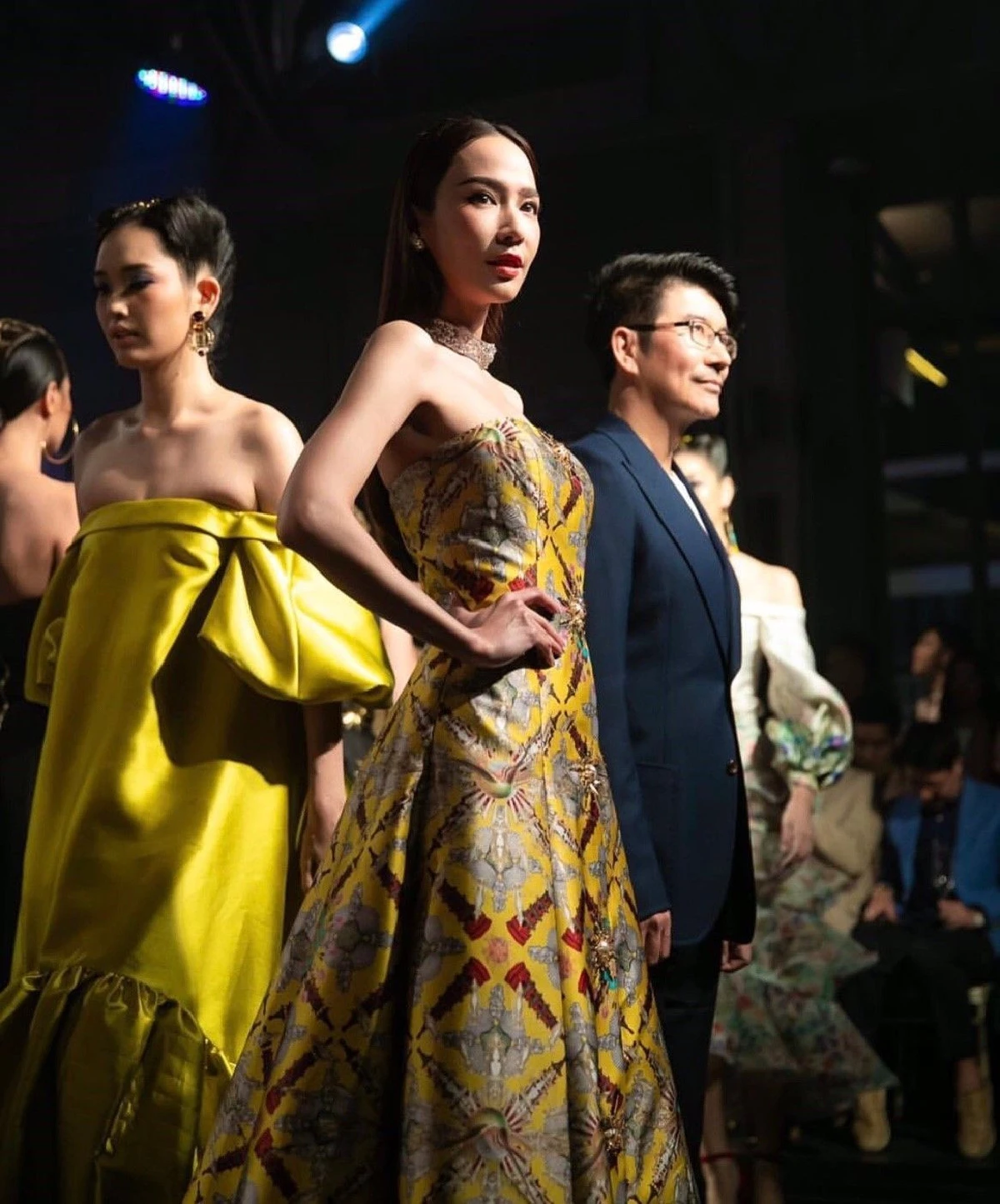 สวยเกินต้าน! อั้ม พัชราภา เดินแบบฟินาเล่ในงาน ELLE Beauty Radar