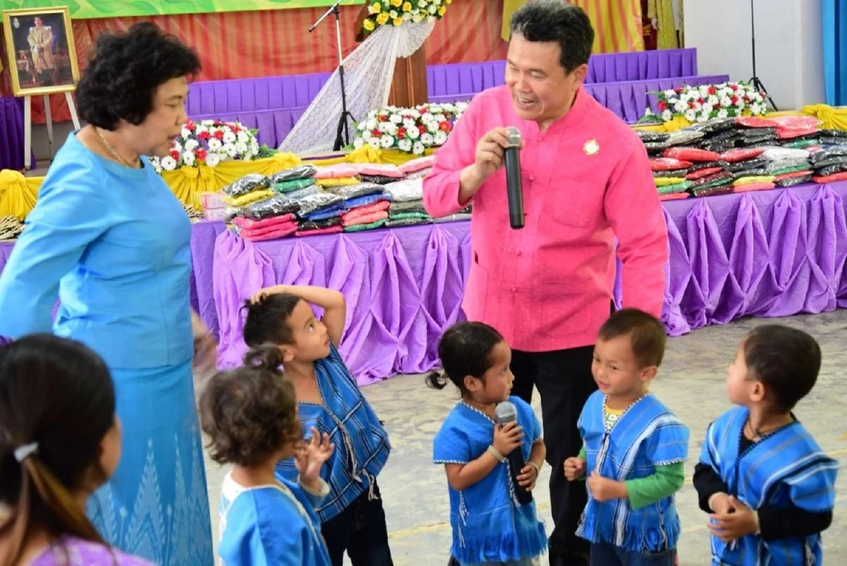 ชมรมแม่บ้านสถ.มอบเสื้อกันหนาวรักเรียนบนดอยสูง