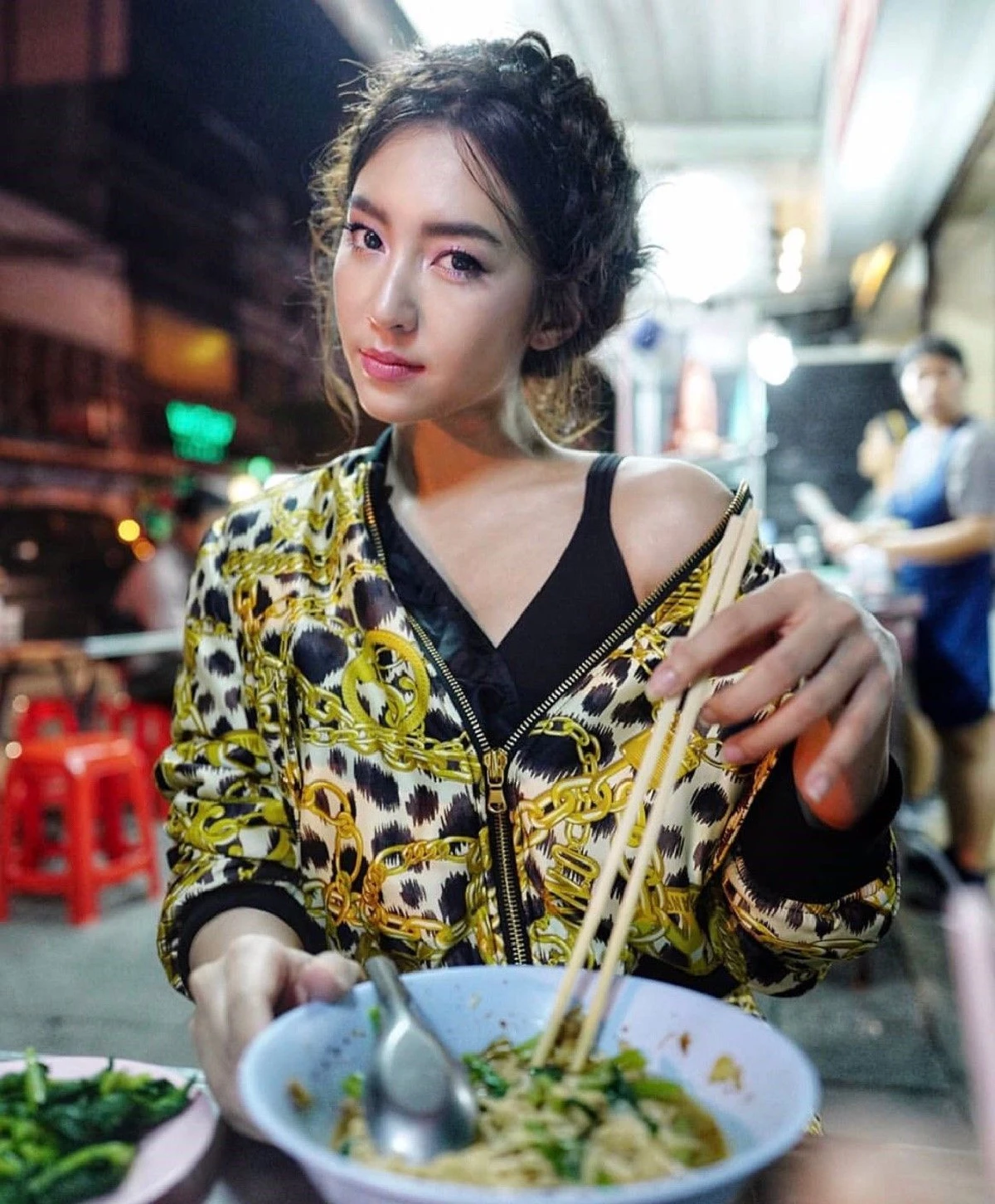 ชิลๆไม่ติดหรู! เบลล่า ราณี แวะทานก๋วยเตี๋ยว..อร่อยริมทางมื้อดึก