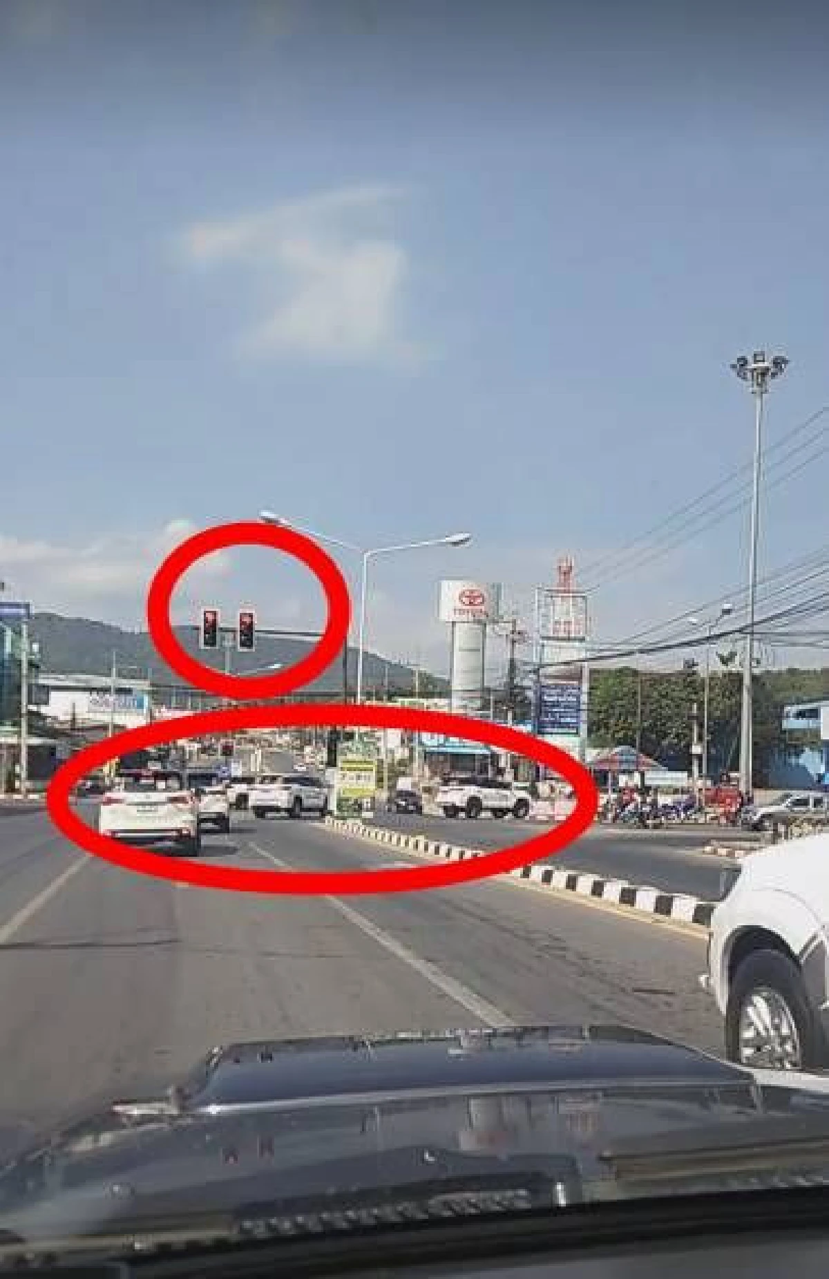 เจอปรับแล้ว! ขบวนรถฟอร์จูนเนอร์ขับฝ่าไฟแดงที่อุทัยธานี