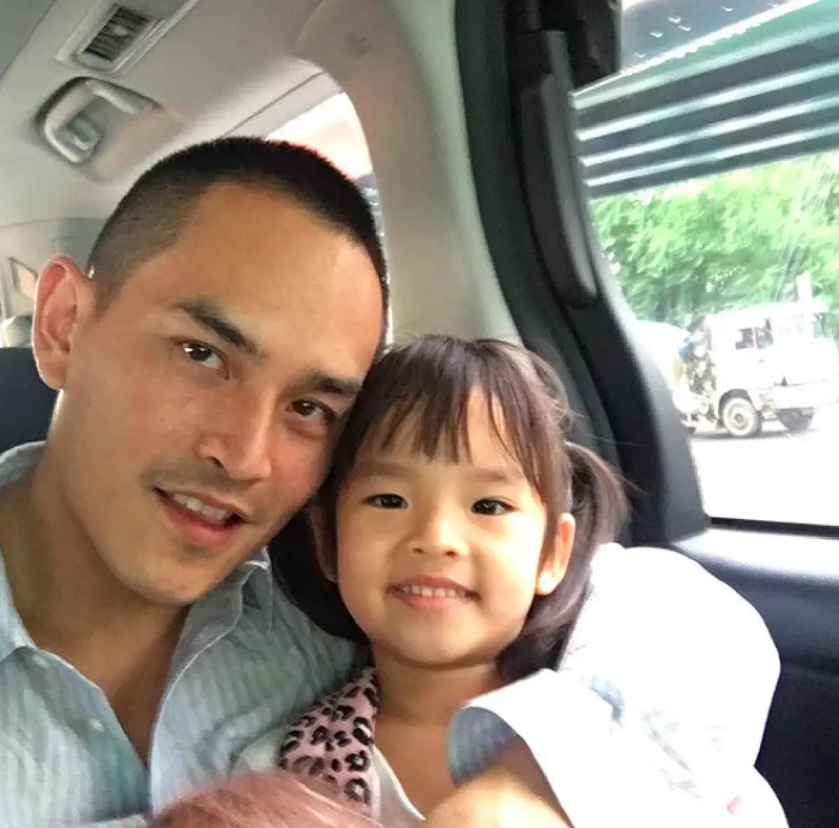 ส่องภาพโมเมนต์อบอุ่น “น้องปีใหม่-พ่อสงกรานต์” กับช่วงเวลาพ่อลูกสุดแฮปปี้