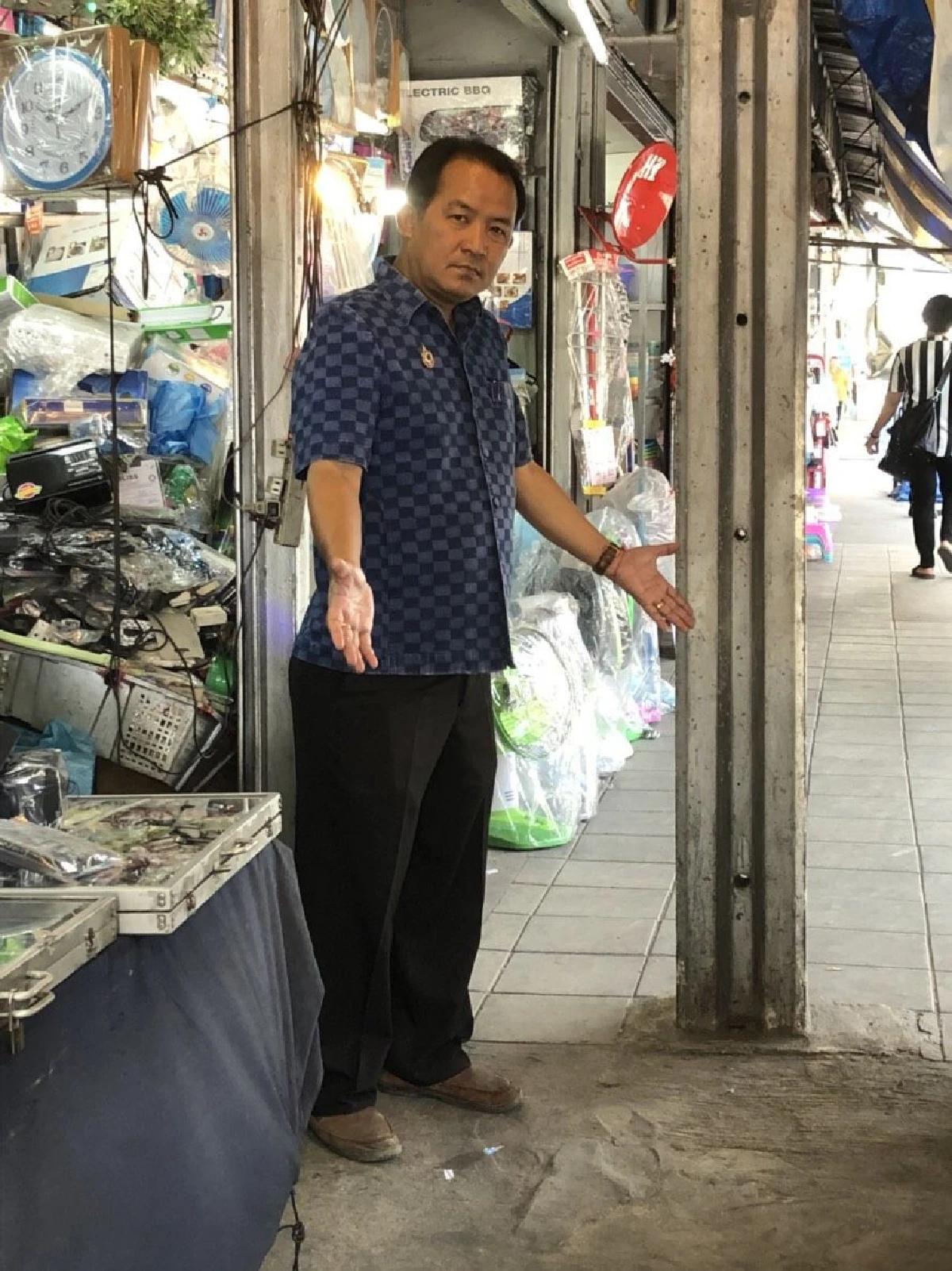 "ศรีสุวรรณ"จี้รถไฟฟ้าแก้ไขทางขึ้น-ลงสถานีกระทบพื้นที่ทางเท้าริมถนน