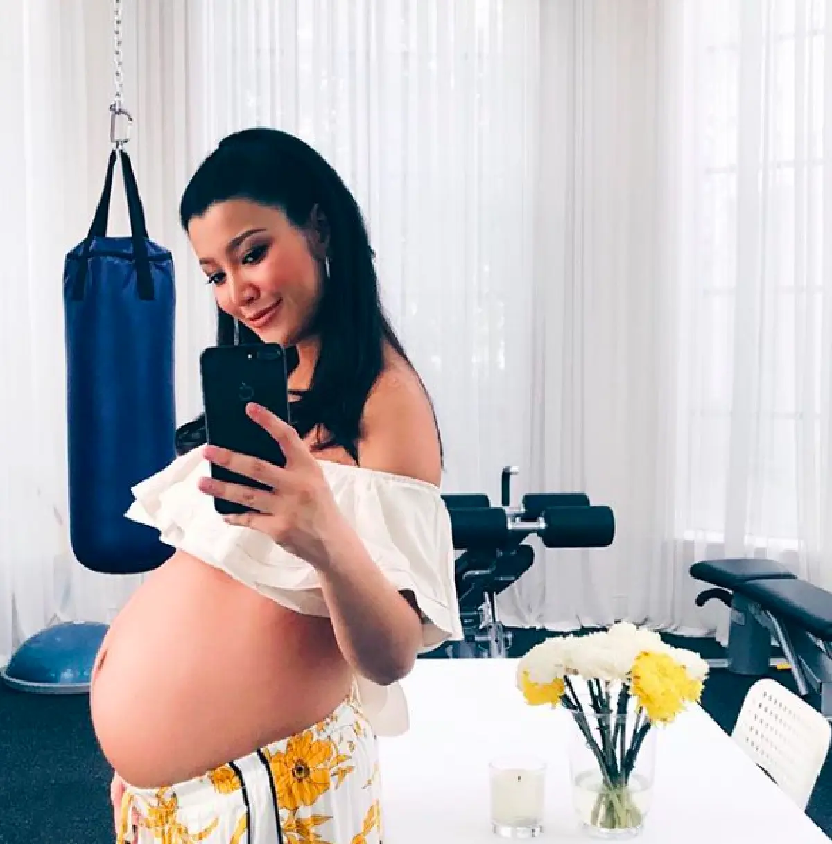 นับวันรอคอยลูกชาย “เอมมี่ มรกต” กับท้องโตสุดแซ่บพักผ่อนชิวๆ เล่นสระน้ำที่บ้าน