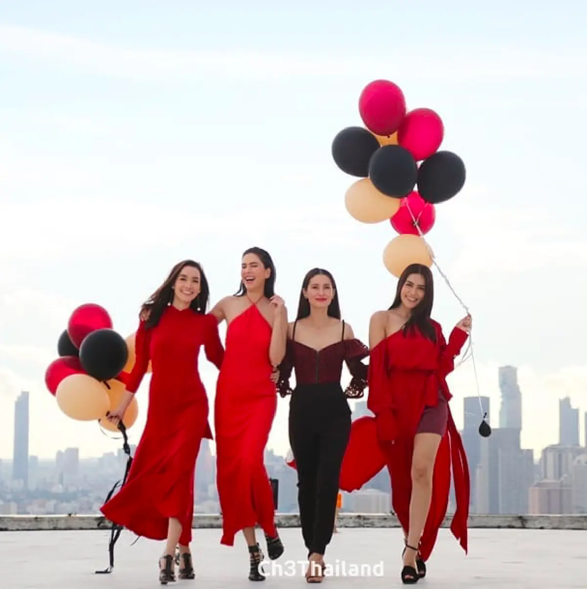 ส่องภาพความสนุกสนาน เบื้องหลังถ่ายปฏิทินดาราช่อง 3 ปี 2562