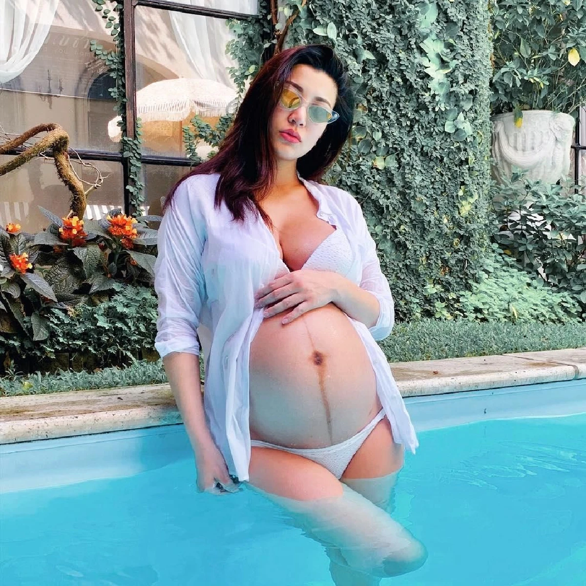 นับวันรอคอยลูกชาย “เอมมี่ มรกต” กับท้องโตสุดแซ่บพักผ่อนชิวๆ เล่นสระน้ำที่บ้าน